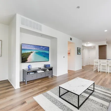The Electric Blue Abode With A Gorgeous Pool View Apartment